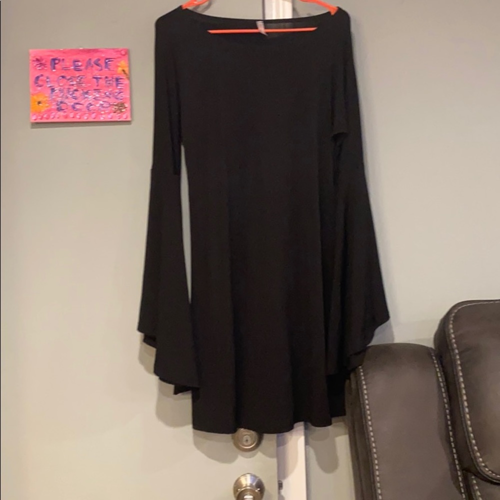 Wide sleeve black shift dress